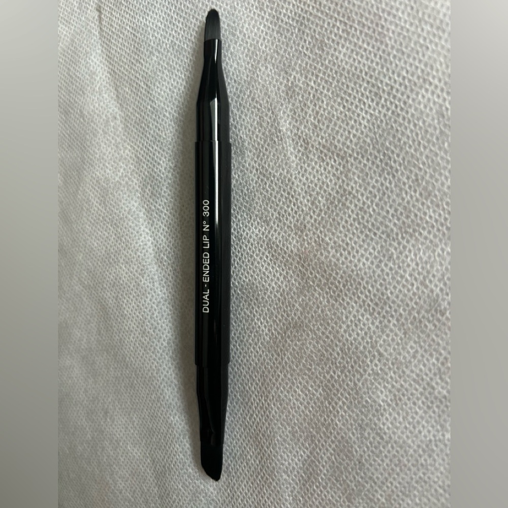 CHANEL LES PINCEAUX DE CHANEL Dual-Ended Lip Brush N°300. - Picture 2 of 5